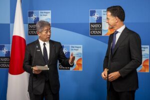 El ministro de Asuntos Exteriores de Japón, Takeshi Iwaya, y el secretario general de la OTAN, Mark Rutte, asisten a una rueda de prensa durante la Cumbre de la OTAN en el Foro Mundial de La Haya, Países Bajos, el 24 de junio de 2025. EFE/EPA/IRIS VAN DEN BROEK