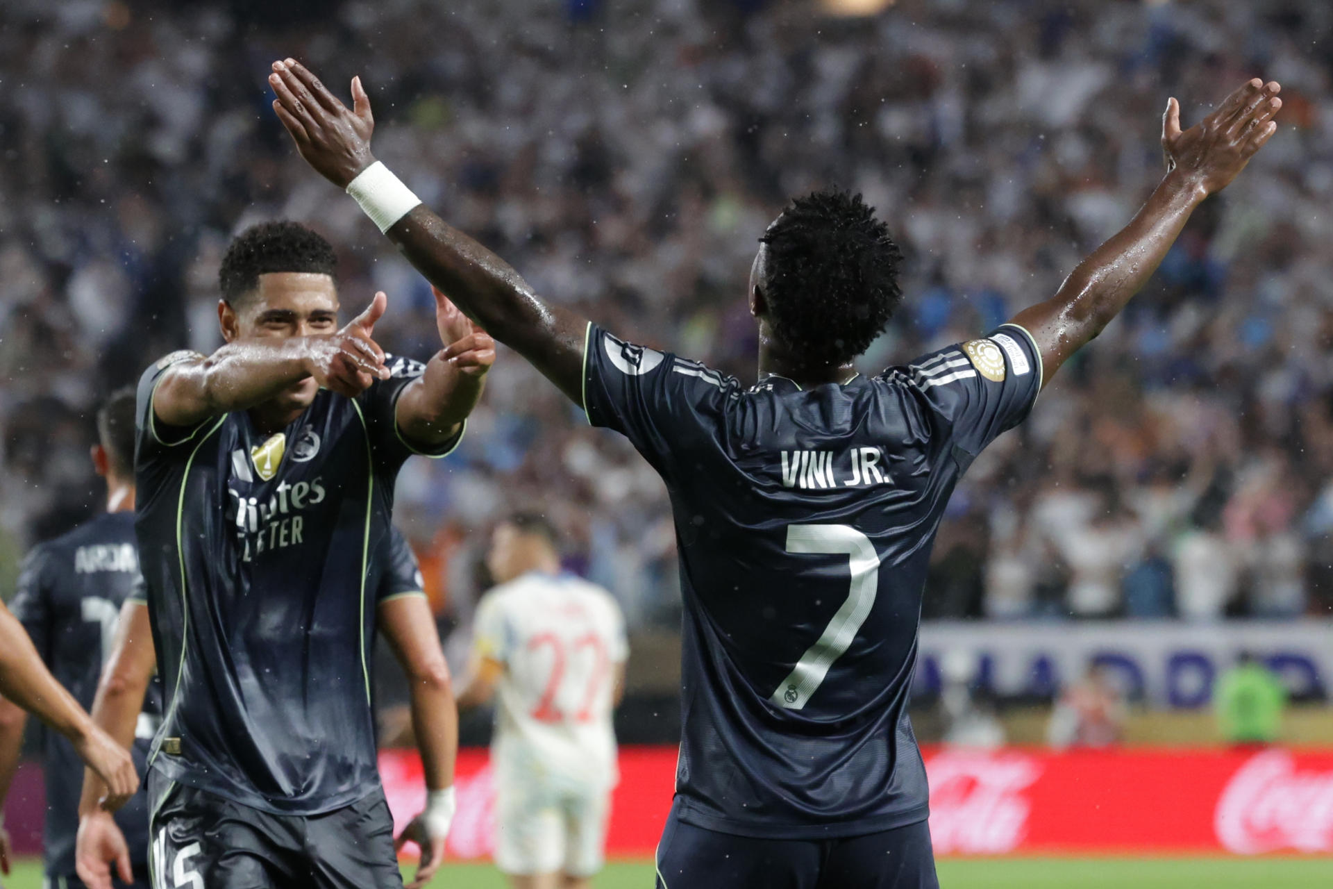 Jude Bellingham (i) celebra el desempeño de Vinicius Jr. (d) en la victoria sobre Salzburgo al cierre de la fase de grupos del Mundial de Clubes en el estadio Lincoln Financial Field de Filadelfia. EFE/ Andre Coelho
