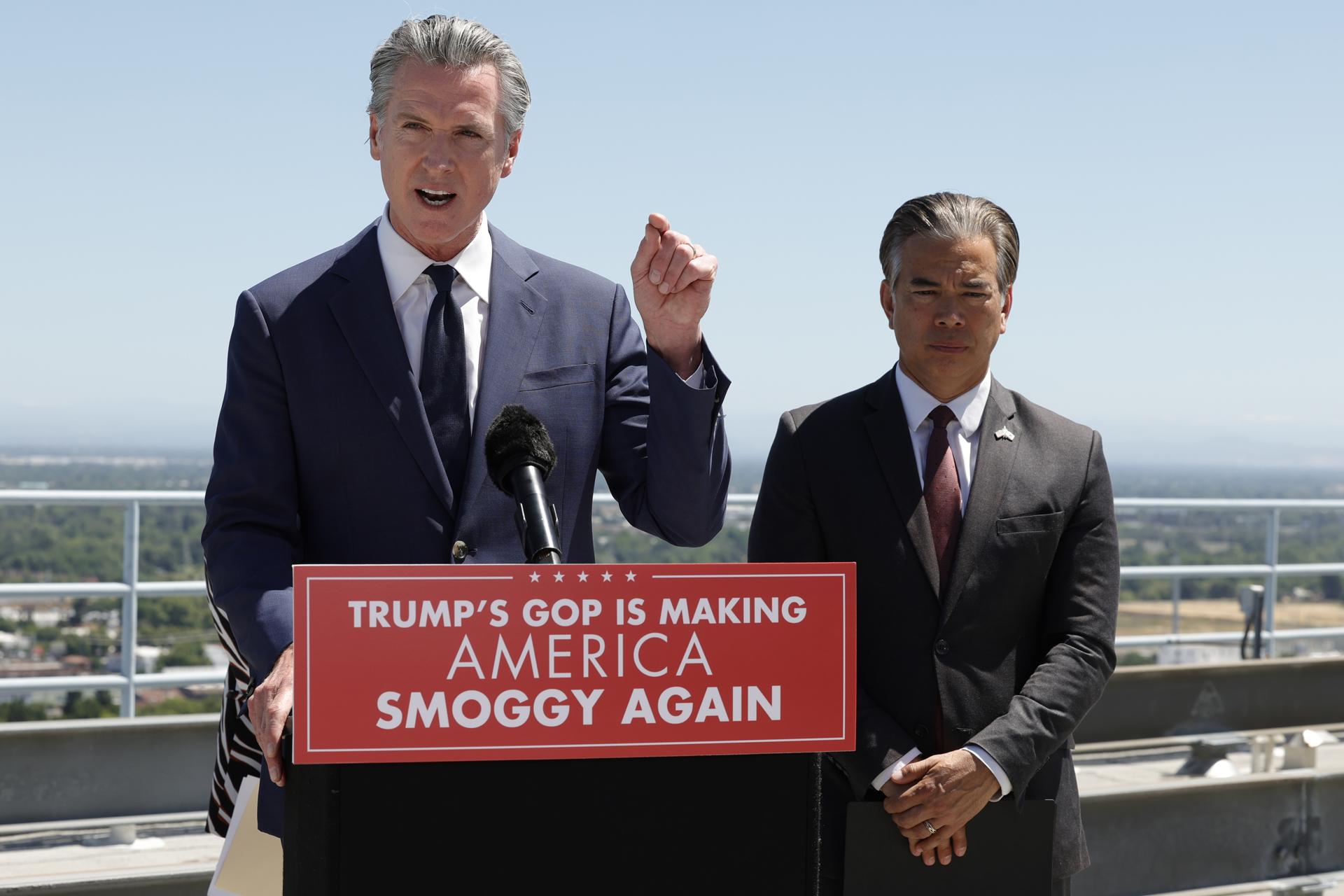 Fotografía de archivo del gobernador de California, Gavin Newsom (i) y el fiscal general de California, Rob Bonta (d).  EFE/EPA/JOHN G. MABANGLO