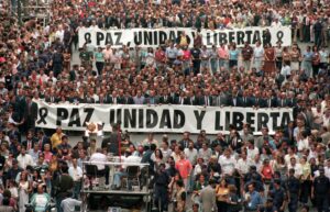Más de un millón y medio de manifestantes protestaron por el asesinato del concejal del PP en Ermua, Miguel Ángel Blanco, EFE/ Archivo/ Alberto Martín/aa