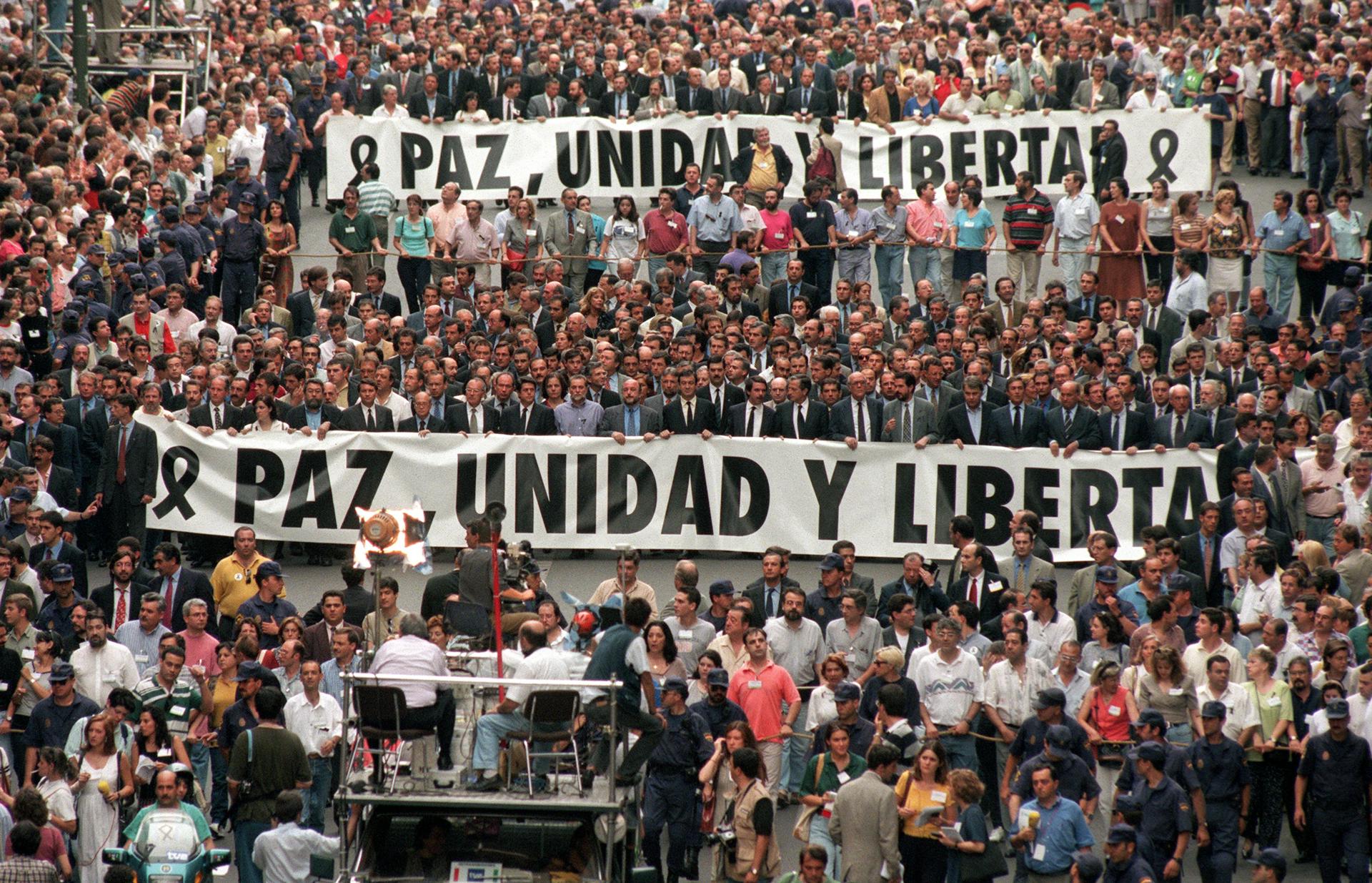 Más de un millón y medio de manifestantes protestaron por el asesinato del concejal del PP en Ermua, Miguel Ángel Blanco, EFE/ Archivo/ Alberto Martín/aa
