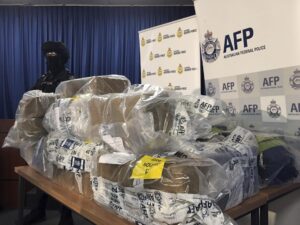 Fotografía de archivo donde aparece un agente de la Policía Federal australiana mientras permanece en guardia junto a varios paquetes de cocaína incautados por las autoridades.
EFE/DANIEL MCCULLOCH PROHIBIDO SU USO EN AUSTRALIA Y NUEVA ZELANDA[PROHIBIDO SU USO EN AUSTRALIA Y NUEVA ZELANDA]