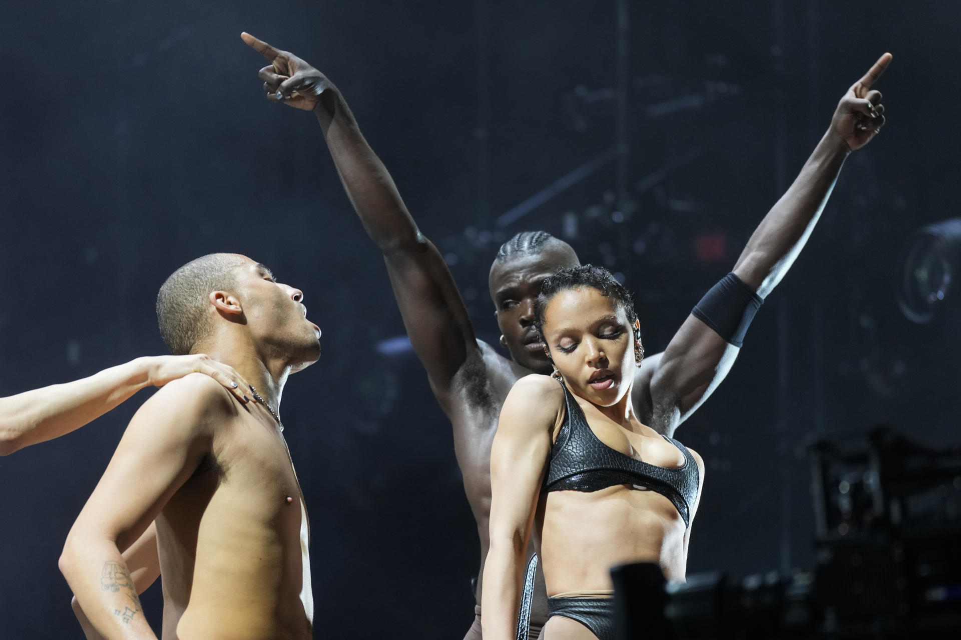 La cantante y compositora británica Tahliah Debrett Barnett (d), más conocida por su nombre artístico FKA Twigs, en la jornada de este jueves del festival Primavera Sound celebrada en el recinto del Forum de Barcelona. EFE/Alejandro García
