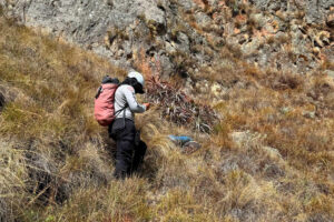 Fotografía difundida por la Agencia Andina de un integrante de equipos de rescate en el lugar donde fue encontrado el cuerpo de un español que murió en la región de Cuzco. EFE/Agencia Andina
