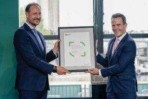 El príncipe heredero de Noruega Haakon (izq) y el consejero delegado de Materiales de Heidelberg, Dominik von Achten (dcha), antes de la ceremonia de inauguración este miércoles en Brevik (este) de una planta de captura de dióxido de carbono (CO2) que completa un macroproyecto que incluye también su almacenamiento y transporte, la mayor inversión climática en la historia de este país. EFE/EPA/GORM KALLESTAD NORWAY OUT