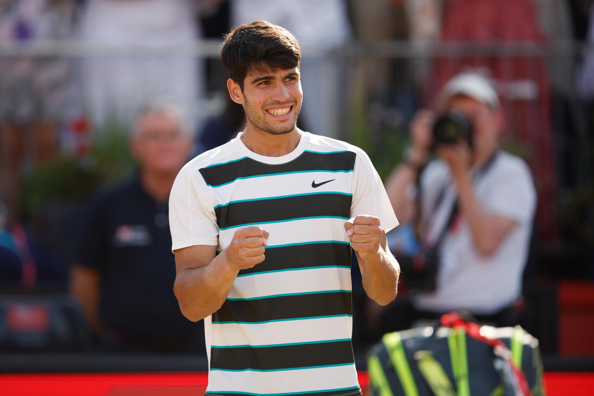 Carlos Alcaraz tras vencer en semifinales a Roberto Bautista (6-4 y 6-4), en Queen's. .EFE/EPA/DAVID CLIFF