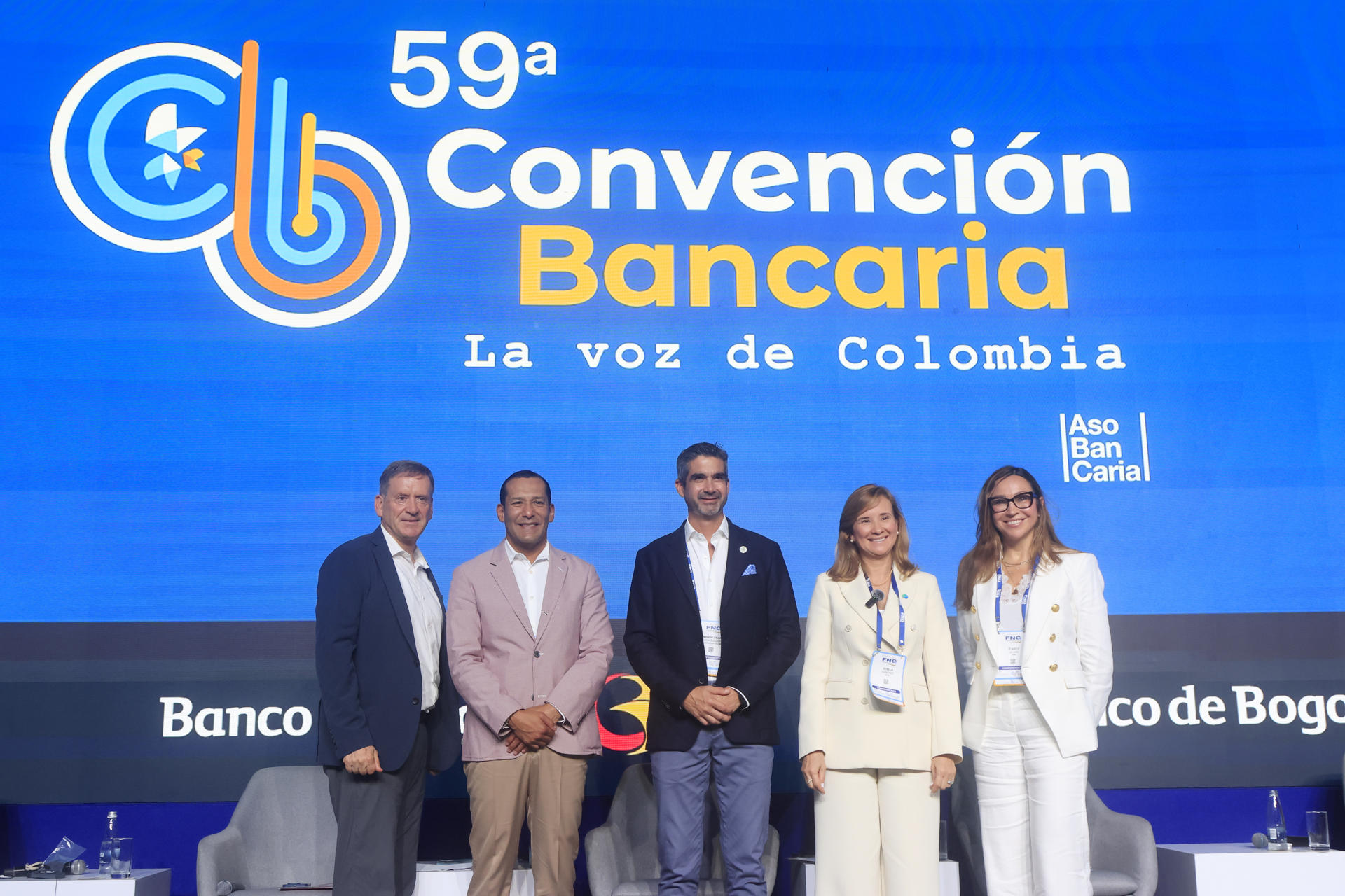 Desde la izquierda, el presidente emérito de Wilson Center, Mark Green; el presidente de Bancoomeva, Marco Antonio Rizo; el presidente del Banco Agrario, Hernando Chica; la presidenta ejecutiva del Banco Centroamericano de Integración Económica (BCIE), Gisela Sánchez, y la moderadora Darcy Quinn posan durante el foro’ La voz de los cooperantes' en la segunda jornada de la 59 Convención Bancaria en Cartagena (Colombia). EFE/ Ricardo Maldonado Rozo