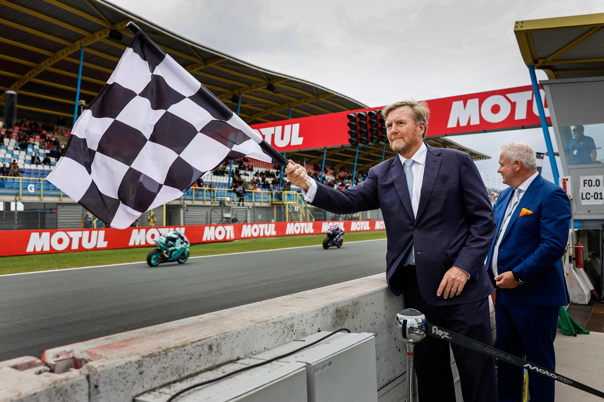 El rey Guillermo da el banderazo que da por inaugurado el GP de los Países Bajos en el circuito de Assen. EFE/EPA/VINCENT JANNINK