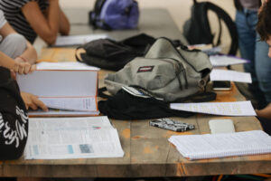 Imagen de archivo de la mesa de un alumno con un móvil encima en una instituto. EFE/ Manuel Bruque