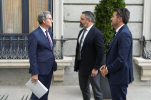 El presidente del PP, Alberto Núñez Feijóo (i), el presidente de VOX, Santiago Abascal (c) y el diputado de VOX, Ángel López Maraver, a su salida del pleno del Congreso de los Diputados en Madrid. EFE/ Borja Sánchez-Trillo