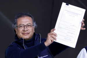 Foto de archivo del presidente de Colombia, Gustavo Petro, presentando el documento de la reforma pensional con la firma presidencial. EFE/ Mauricio Dueñas Castañeda