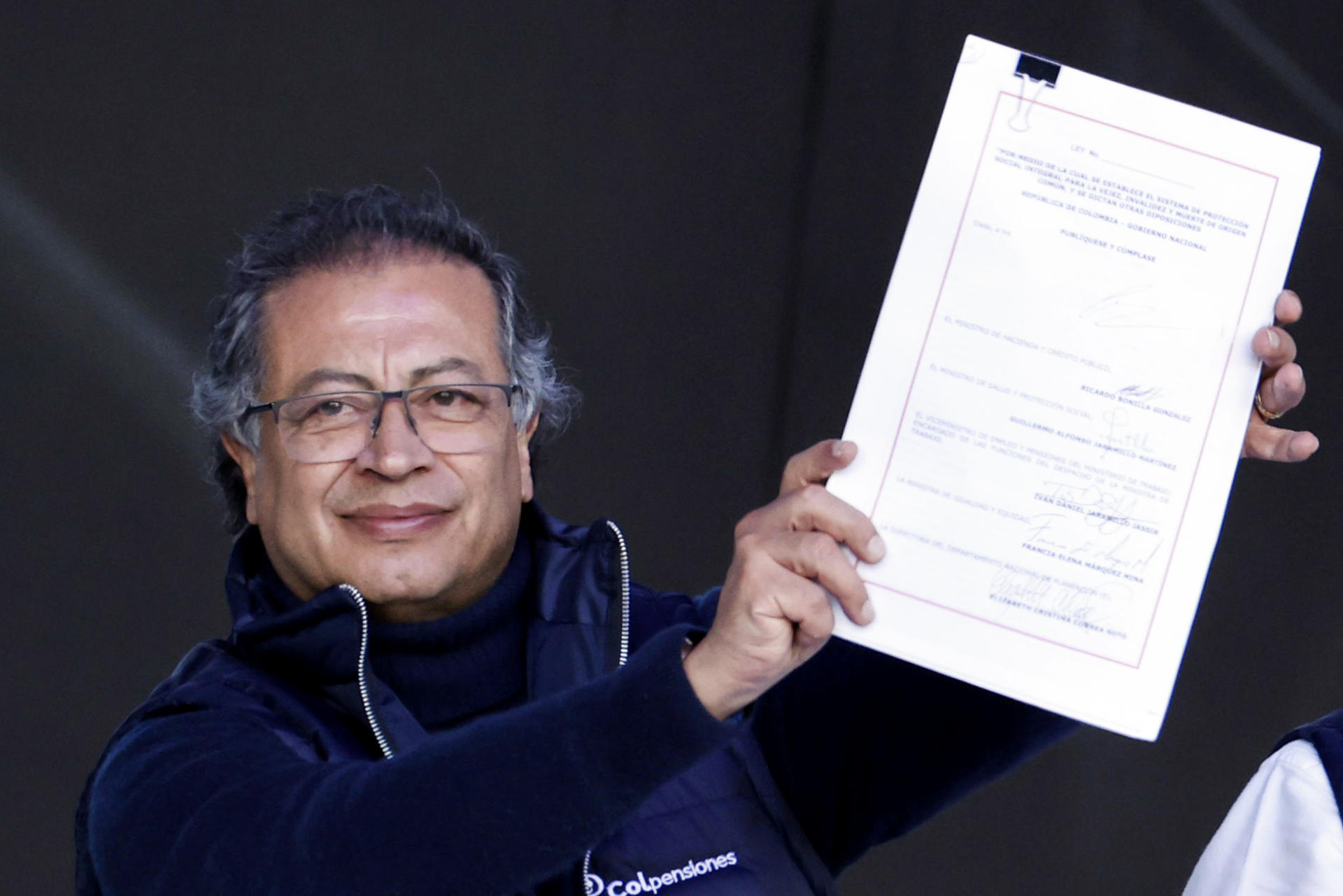 Foto de archivo del presidente de Colombia, Gustavo Petro, presentando el documento de la reforma pensional con la firma presidencial. EFE/ Mauricio Dueñas Castañeda