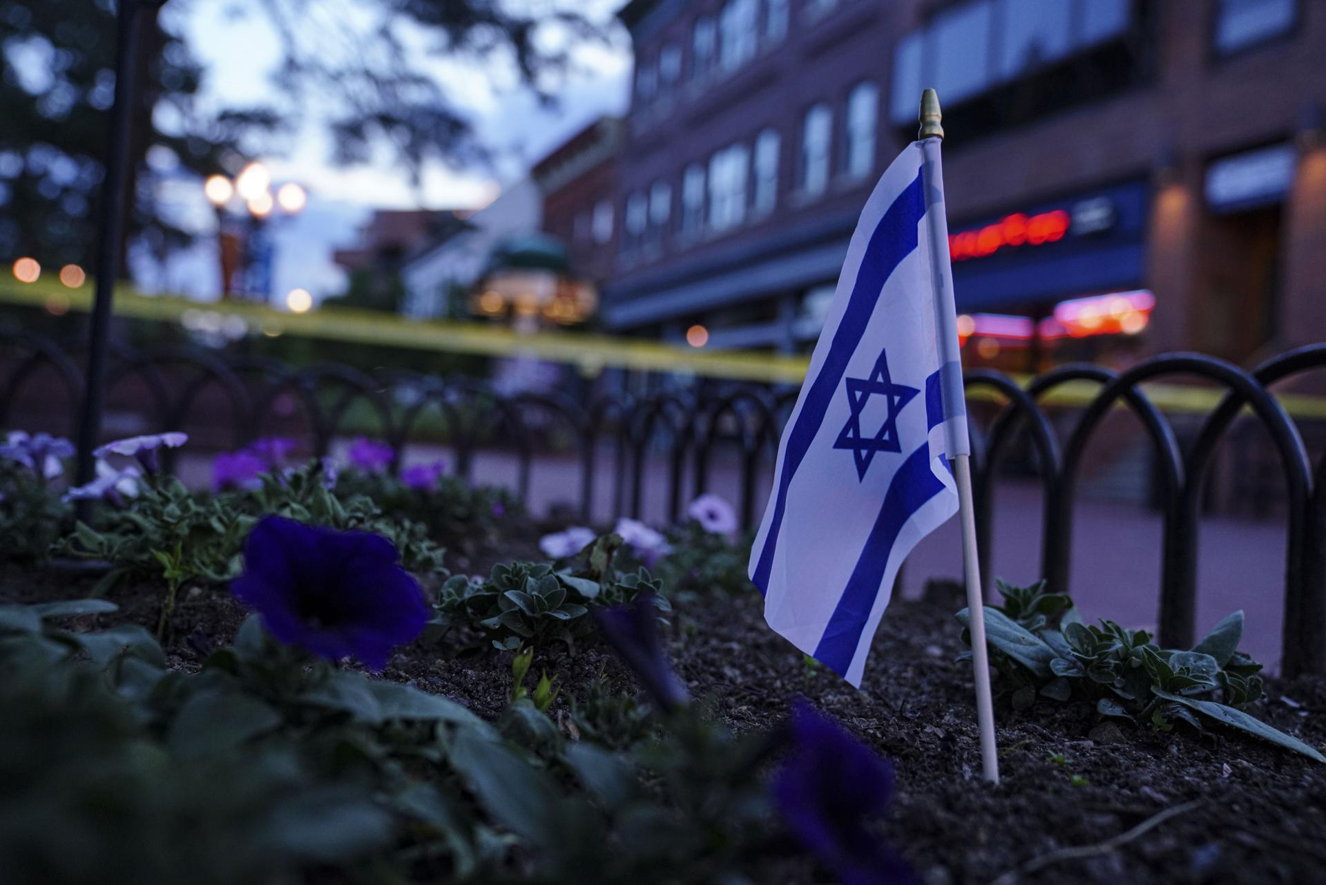 Una bandera de Israel en un jardín cerca del lugar de un incidente en Boulder, Colorado, EE.UU. . EFE/EPA/REBECCA SLEZAK