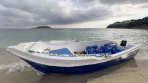 La Guardia Civil y Salvamento Marítimo han rescatado este sábado a 63 inmigrantes subsaharianos que viajan en tres pateras en aguas próximas a la isla balear de Cabrera, ha informado la Delegación del Gobierno. EFE/CATI CLADERA