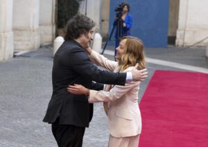 La primera ministra italiana, Giorgia Meloni, y el presidente de Argentina, Javier Milei, se saludan en el Palacio Chigi de Roma. EFE/EPA/MASSIMO PERCOSSI