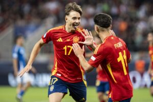 El jugador Jesus Rodriguez celebra el 1-0 durante el último partido de la fase de grupos que han jugado España e Italia en Trnava, Eslovaquia. EFE/EPA/JOZEF JAKUBCO
