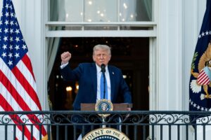 El presidente de Estados Unidos, Donald Trump, habla durante una velada de verano en el jardín sur de la Casa Blanca en Washington, D.C. EFE/EPA/Eric Lee / POOL
