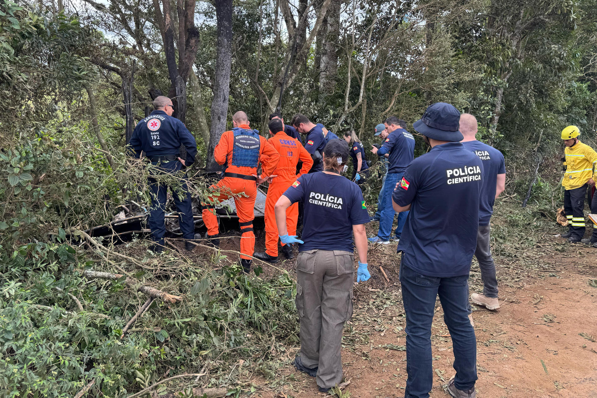 Fotografía cedida por el Cuerpo de Bomberos de Santa Catarina que muestra a bomberos e integrantes de la Policía Científica este sábado, en Santa Catarina (Brasil). EFE/ Cuerpo De Bomberos De Santa Catarina