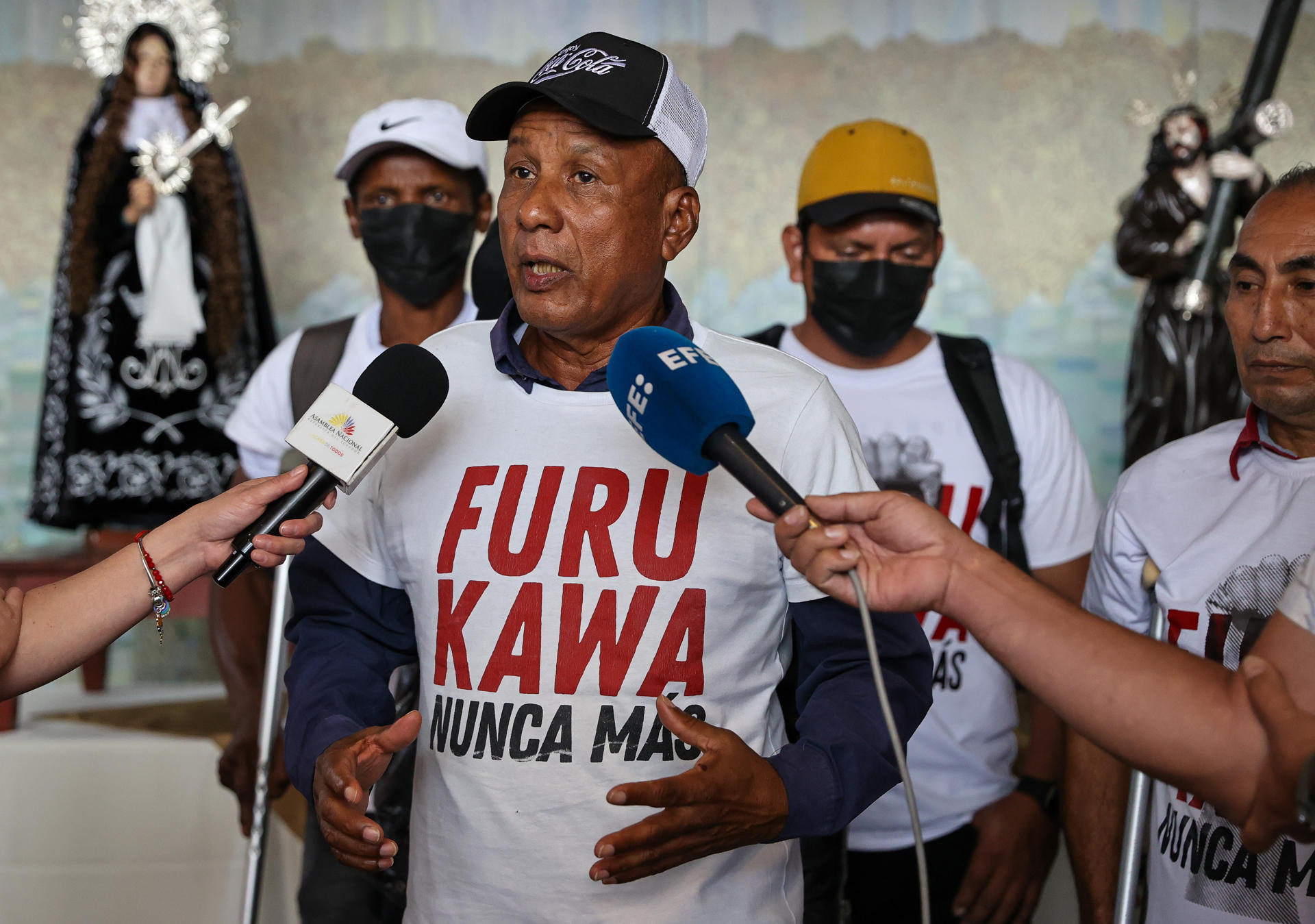 Emidio Cañizares, del colectivo de personas reconocidas como víctimas de esclavitud moderna, habla con los medios de comunicación en la Asamblea Nacional en Quito (Ecuador). EFE/ José Jácome