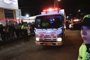 Integrantes de la Policía Nacional de Colombia custodian la ambulancia en que trasladan al senador Miguel Uribe Turbay este 7 de junio de 2025, en Bogotá (Colombia). EFE/ Mauricio Dueñas Castañeda