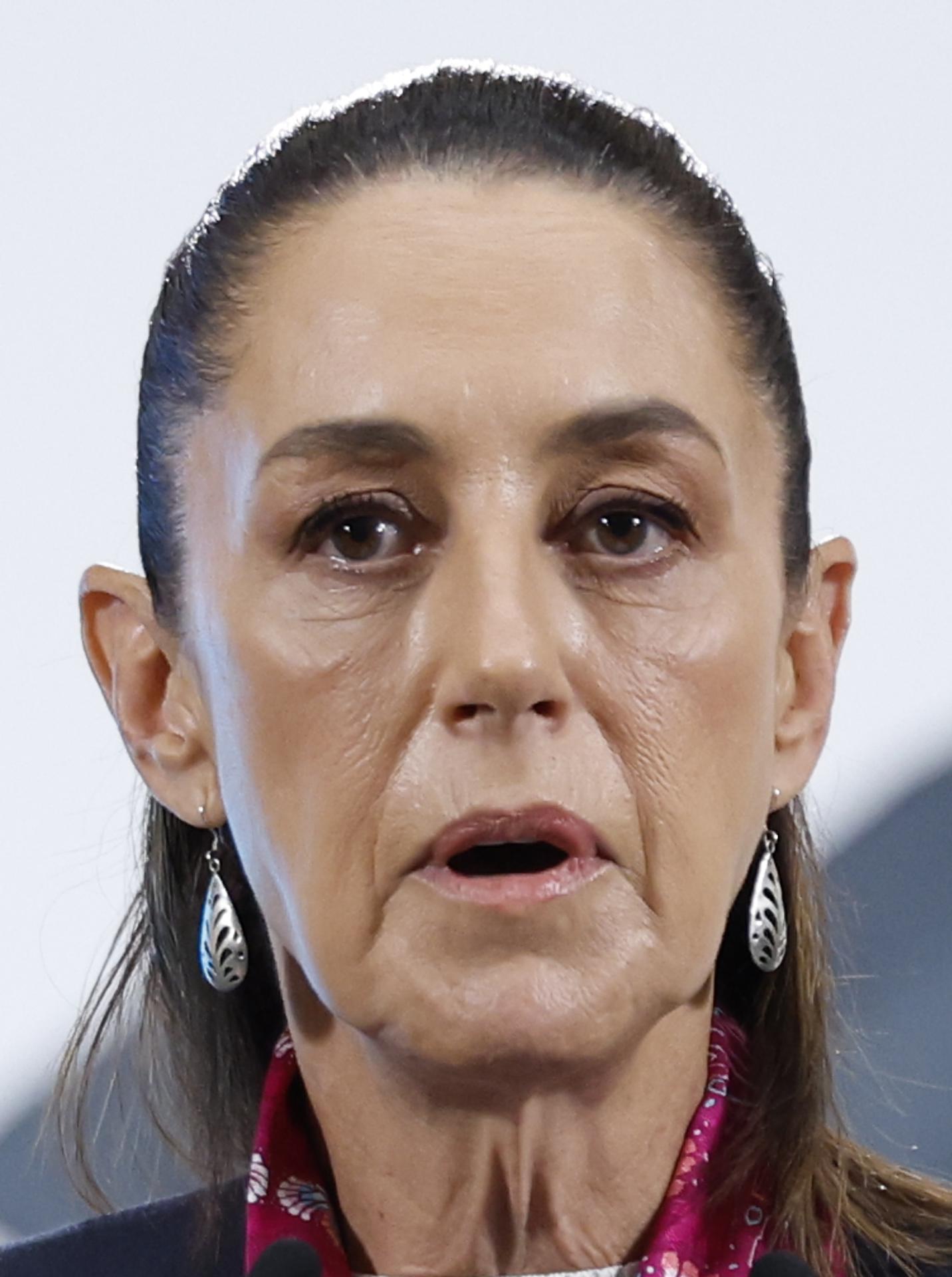 La presidenta de México, Claudia Sheinbaum, habla durante su conferencia de prensa matutina este lunes, en el Palacio Nacional de Ciudad de México (México). EFE/ Sáshenka Gutiérrez