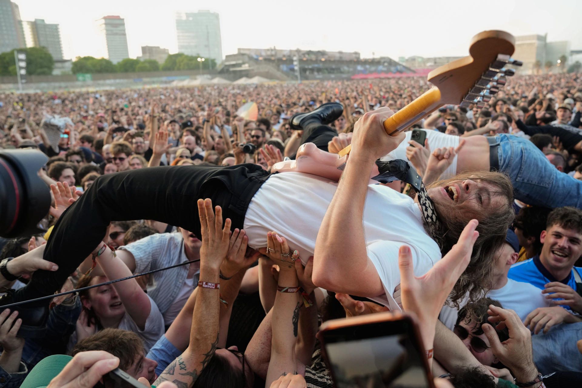 El guitarrista del grupo británico irlandés IDLES Lee Kiernan en la primera jornada de pago del festival Primavera Sound, que se celebra estos días en el recinto del Forum de Barcelona. EFE/ Alejandro García
