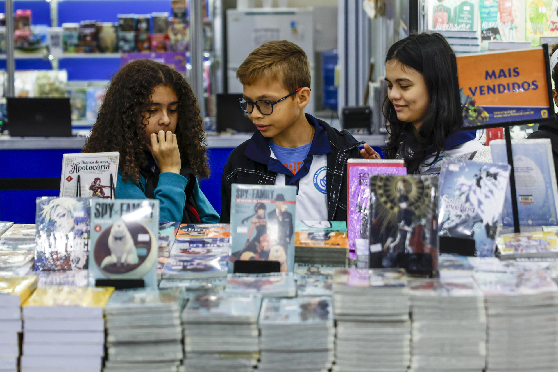 Niños visitan un pabellón durante la inauguración de La Bienal del Libro este viernes, en Río de Janeiro (Brasil). EFE/ Antonio Lacerda