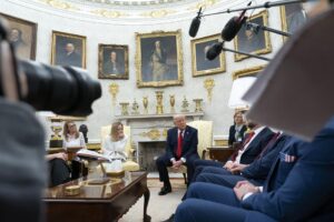 Fotografía de archivo del presidente Donald Trump en la Oficina Oval de la Casa Blanca. EFE/CHRIS KLEPONIS / POOL