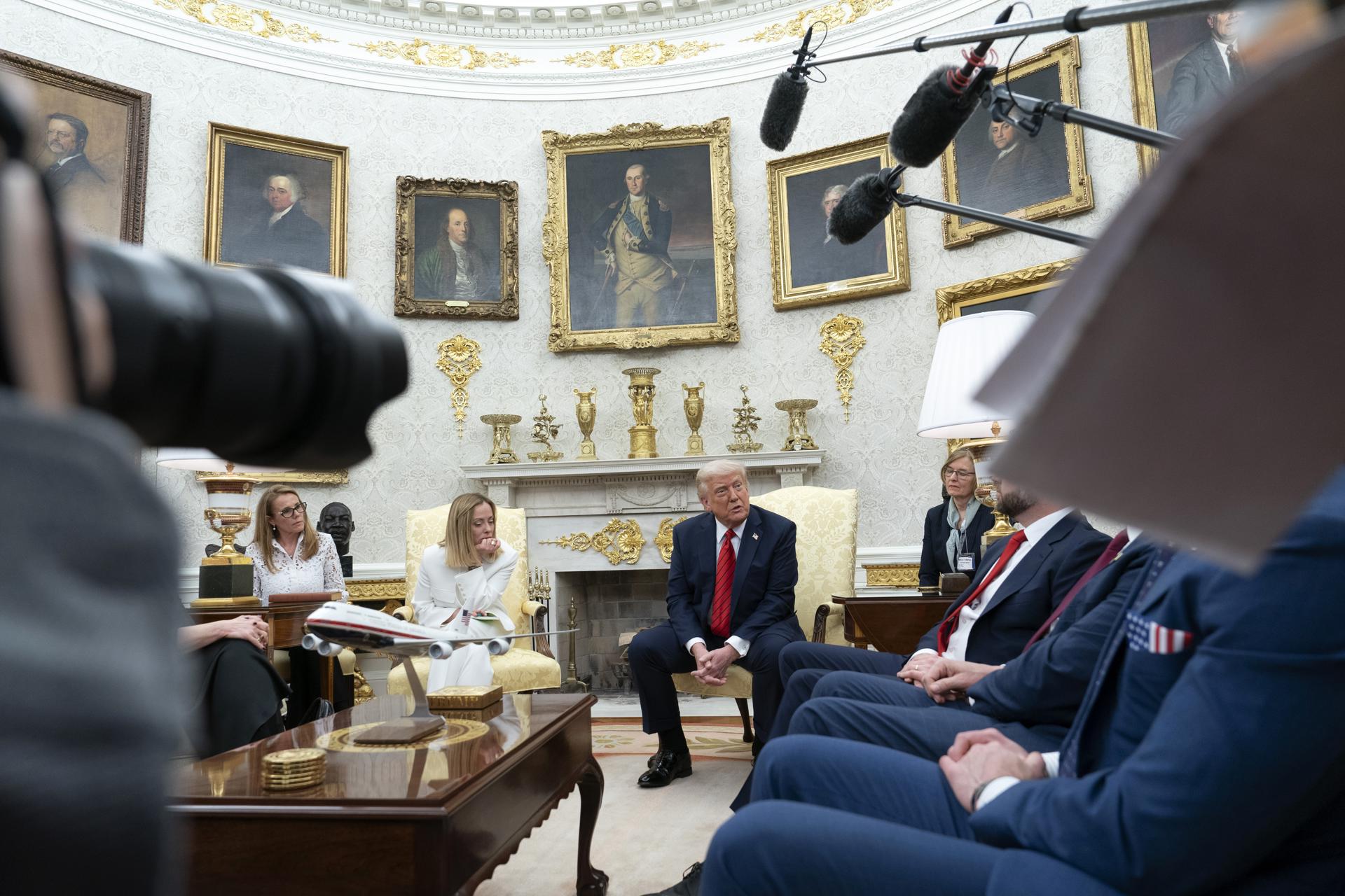 Fotografía de archivo del presidente Donald Trump en la Oficina Oval de la Casa Blanca. EFE/CHRIS KLEPONIS / POOL