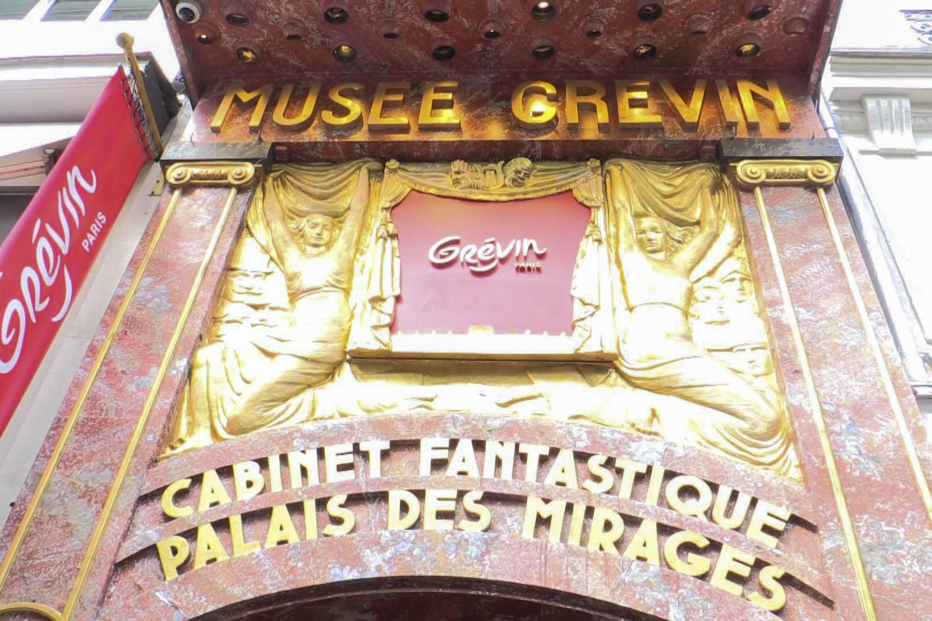 Entrada del Museo Grévin de París donde este lunes fue sustraída la figura de cera del presidente francés, Emmanuel Macron, para, al poco tiempo, ser exhibida frente a la embajada de Rusia en la capital francesa, en una acción reivindicada por Greenpeace. (Imagen tomada de vídeo). EFE/EFE-TV