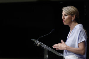 La vicepresidenta segunda del Gobierno y líder de Sumar dentro del Ejecutivo, Yolanda Díaz, durante una rueda de prensa en la que ha exigido a su socio socialista "un reseteo" de la legislatura, un nuevo marco de relaciones "de igual a igual" con el PSOE y un giro de 180 grados en las políticas hacia lo social. "No basta con el perdón", ha avisado. EFE/Sergio Pérez