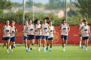 Las jugadoras de la selección española de fútbol durante el entrenamiento del equipo en la Ciudad del Fútbol de Las Rozas, Madrid, donde continúa la concentración del equipo para seguir preparándose para la Eurocopa de Suiza. EFE/David Aliaga / RFEF/ SOLO USO EDITORIAL, SOLO DISPONIBLE PARA ILUSTRAR LA NOTICIA QUE ACOMPAÑA (CRÉDITO OBLIGATORIO)
