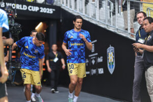 Edinson Cavani (c), de Boca Juniors, sale a calentar este martes antes del partido del Mundial de Clubes contra Auckland City en el estadio Geodis Park en Nashville. EFE/Juan Ignacio Roncoroni