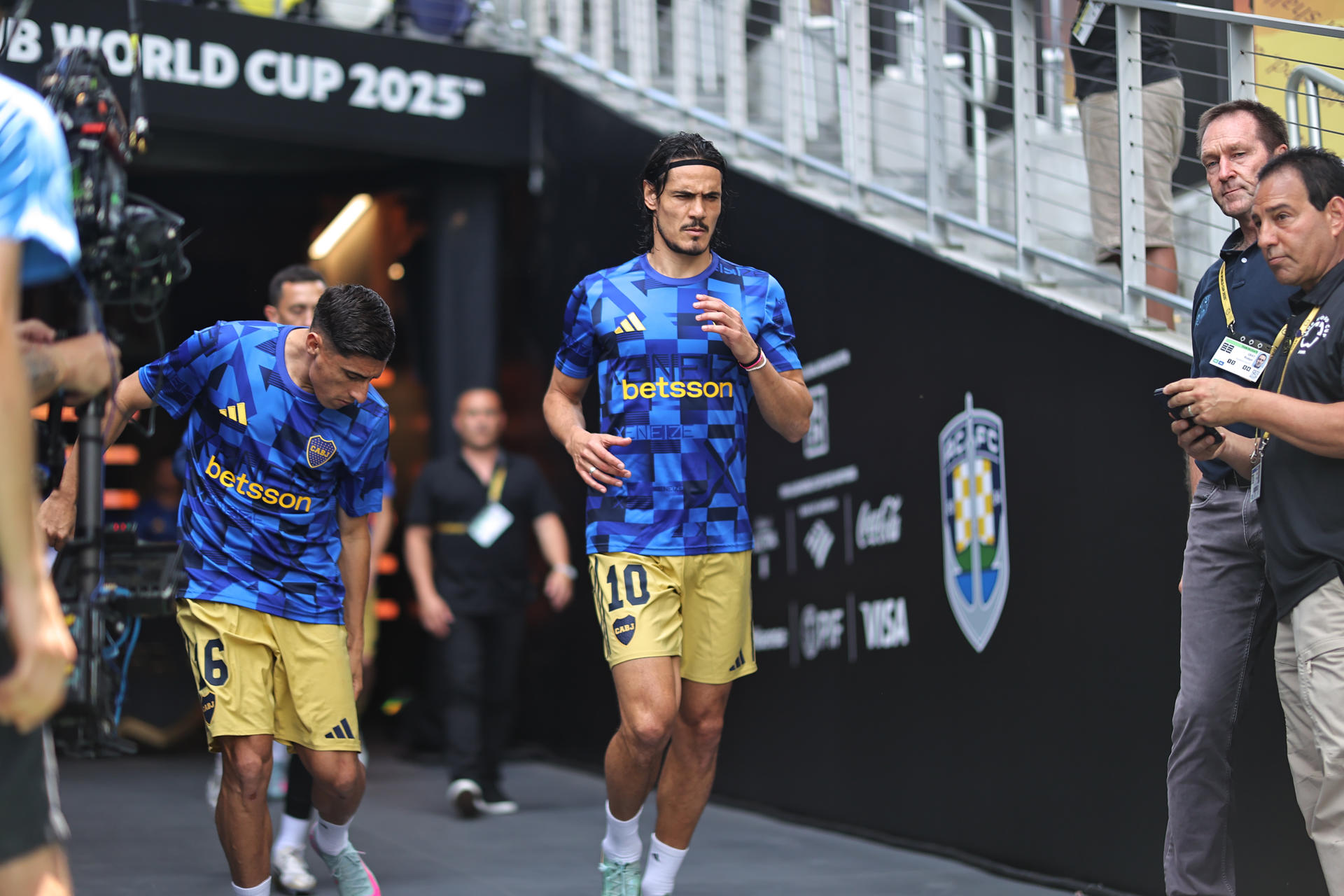 Edinson Cavani (c), de Boca Juniors, sale a calentar este martes antes del partido del Mundial de Clubes contra Auckland City en el estadio Geodis Park en Nashville. EFE/Juan Ignacio Roncoroni