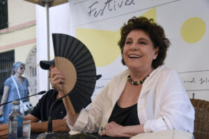 La actriz Charo López durante una charla-vermú abierta al público este martes en la Plaza López Allué de Huesca, antes de recoger el Premio Luis Buñuel que le ha otorgado el 53 Festival de Cine de Huesca. EFE/ Javier Blasco