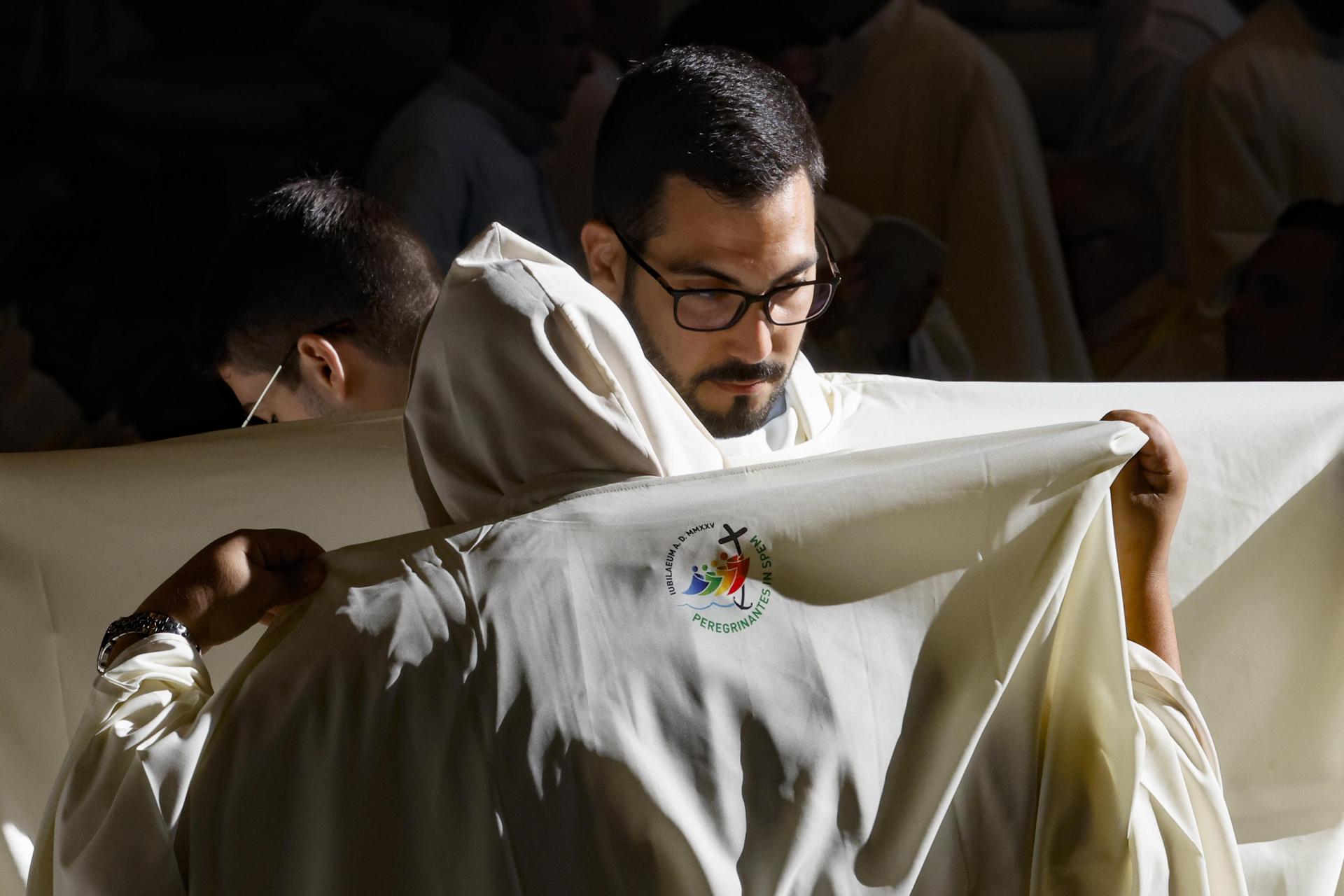 Religiosos durante la ceremonia de ordenación sacerdotal este viernes en la Basílica de San Pedro en el Vaticano.EFE/EPA/FABIO FRUSTACI