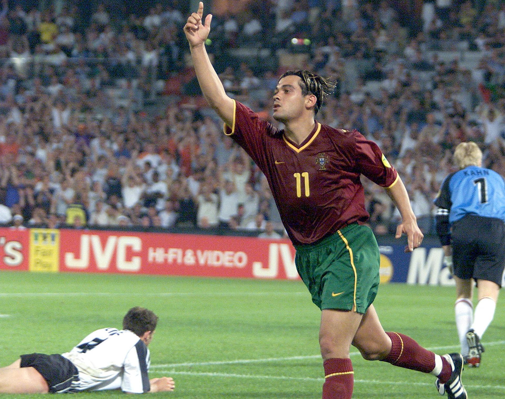 Sergio Conceicao celebra después de marcar el 3-0 durante el partido del Grupo A de la EURO 2000 contra Alemania en Rotterdam, Países Bajos, el 20 de junio de 2000. EFE/EPA/ED OUDENAARDEN/lln
```