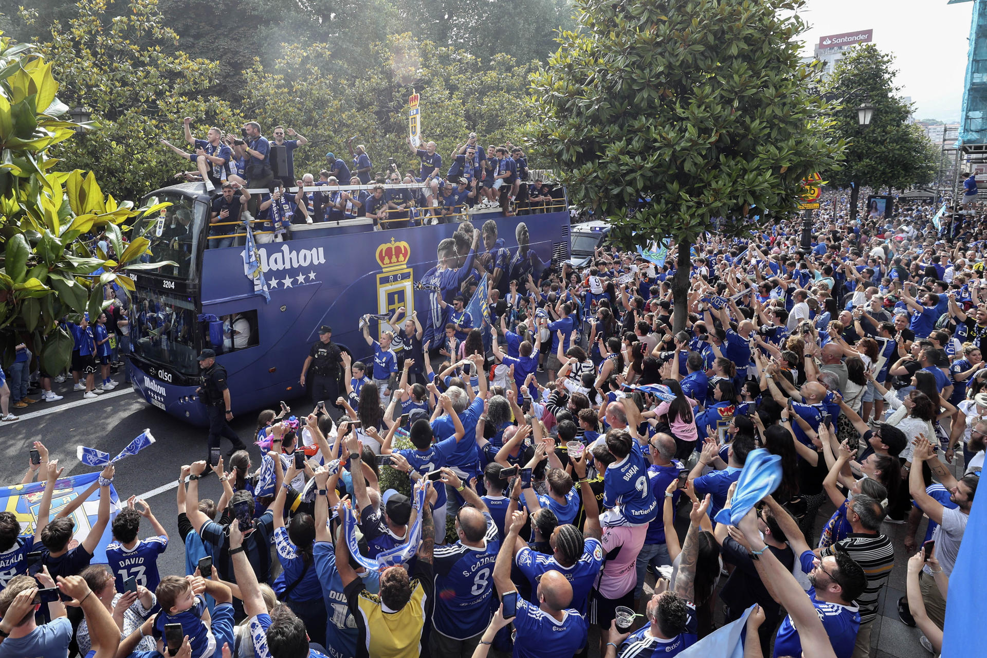 El Real Oviedo, liderado por la figura de Santi Cazorla, festeja este domingo con una rúa por las calles de la capital asturiana el ascenso a Primera División, logrado anoche tras ganar al Mirandés en la final del play-off, que supone su retorno a primera división 24 años después de haber dejado la élite del fútbol español. EFE/ J.L.Cereijido.