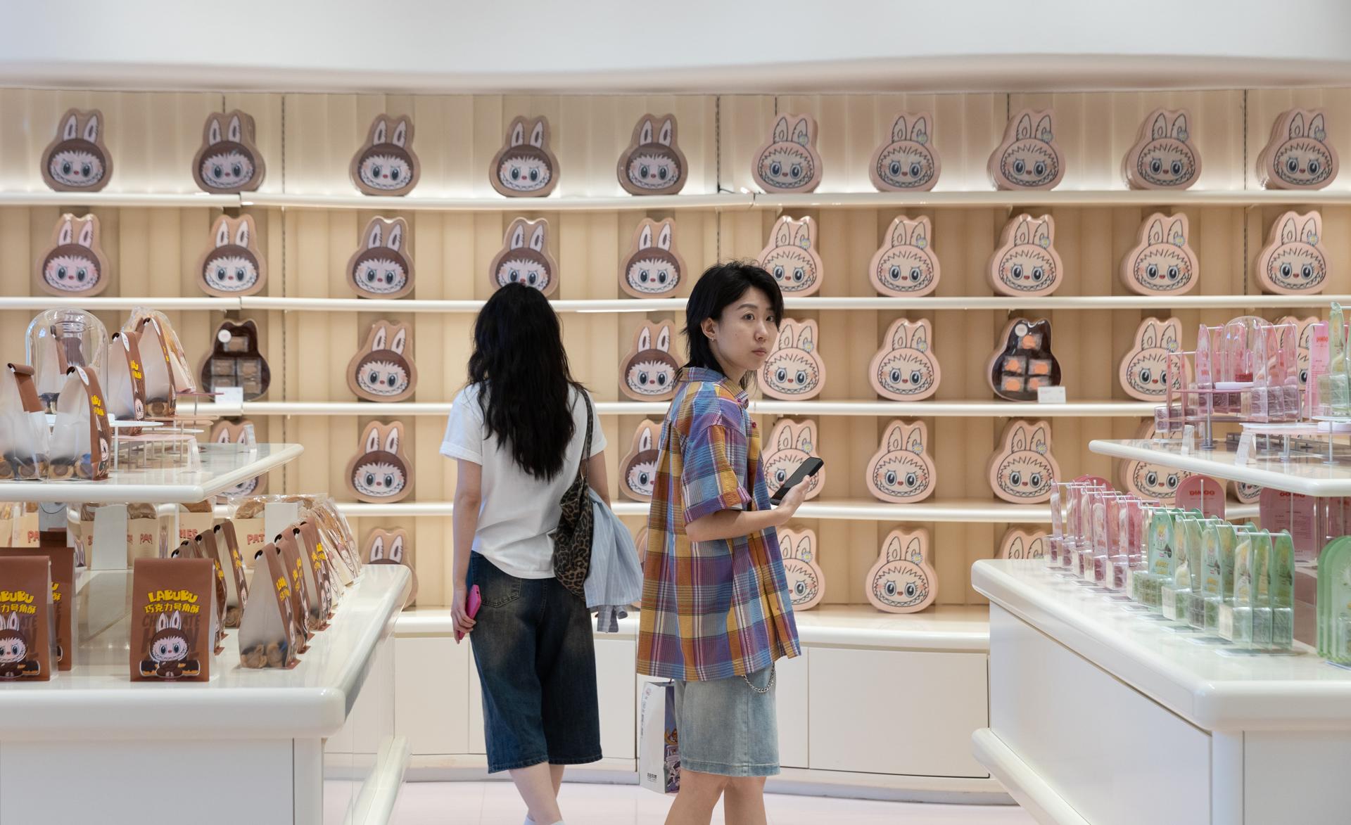 Visitantes en una panadería temática de personajes con productos Labubu expuestos durante un recorrido de prensa organizado a Popland, un parque temático inaugurado por la empresa de juguetes china Pop Mart, en Pekín, China, 02 de junio de 2025. Labubu es un personaje de inspiración nórdica y un juguete de peluche coleccionable diseñado por el diseñador de Hong Kong Kasing Lung. Las muñecas se han vuelto virales recientemente después de ser usadas por celebridades como Rihanna y Due Lipa.
EFE/EPA/JESSICA LEE