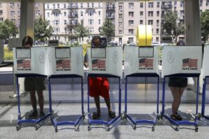 Las personas llenan sus boletas para las elecciones primarias de la ciudad de Nueva York, en el condado de Brooklyn, Nueva York, Estados Unidos, el 24 de junio de 2025. EFE/SARAH YENESEL
