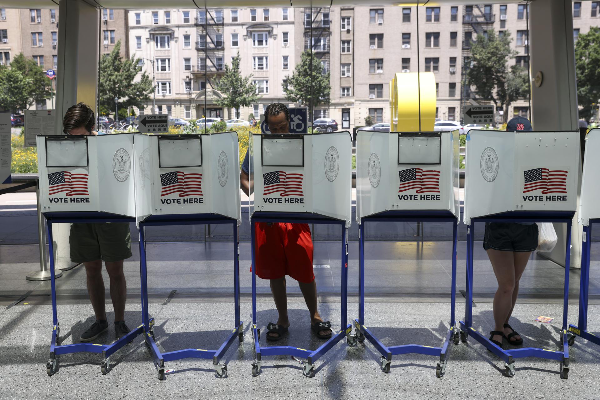 Las personas llenan sus boletas para las elecciones primarias de la ciudad de Nueva York, en el condado de Brooklyn, Nueva York, Estados Unidos, el 24 de junio de 2025. EFE/SARAH YENESEL