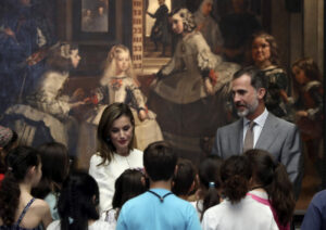 Foto de archivo (19/6/2017).- Los Reyes conversan con grupo de alumnos de un programa educativo-cultural ,que participaban en un itinerario didáctico por las salas de la pinacoteca, durante la visita que realizaron al Museo del Prado el día del tercer aniversario de la proclamación de Felipe VI. EFE/J.J.Guillén