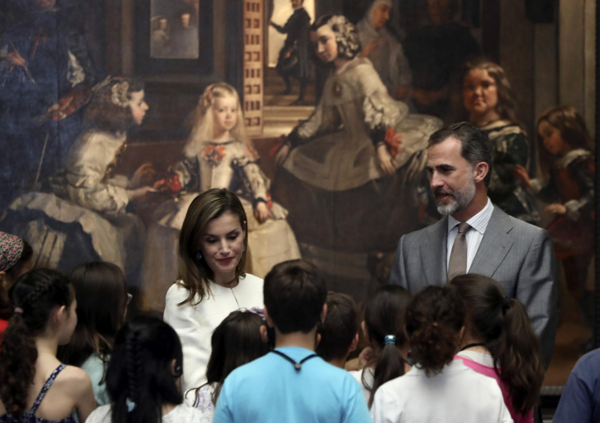 Foto de archivo (19/6/2017).- Los Reyes conversan con grupo de alumnos de un programa educativo-cultural ,que participaban en un itinerario didáctico por las salas de la pinacoteca, durante la visita que realizaron al Museo del Prado el día del tercer aniversario de la proclamación de Felipe VI. EFE/J.J.Guillén