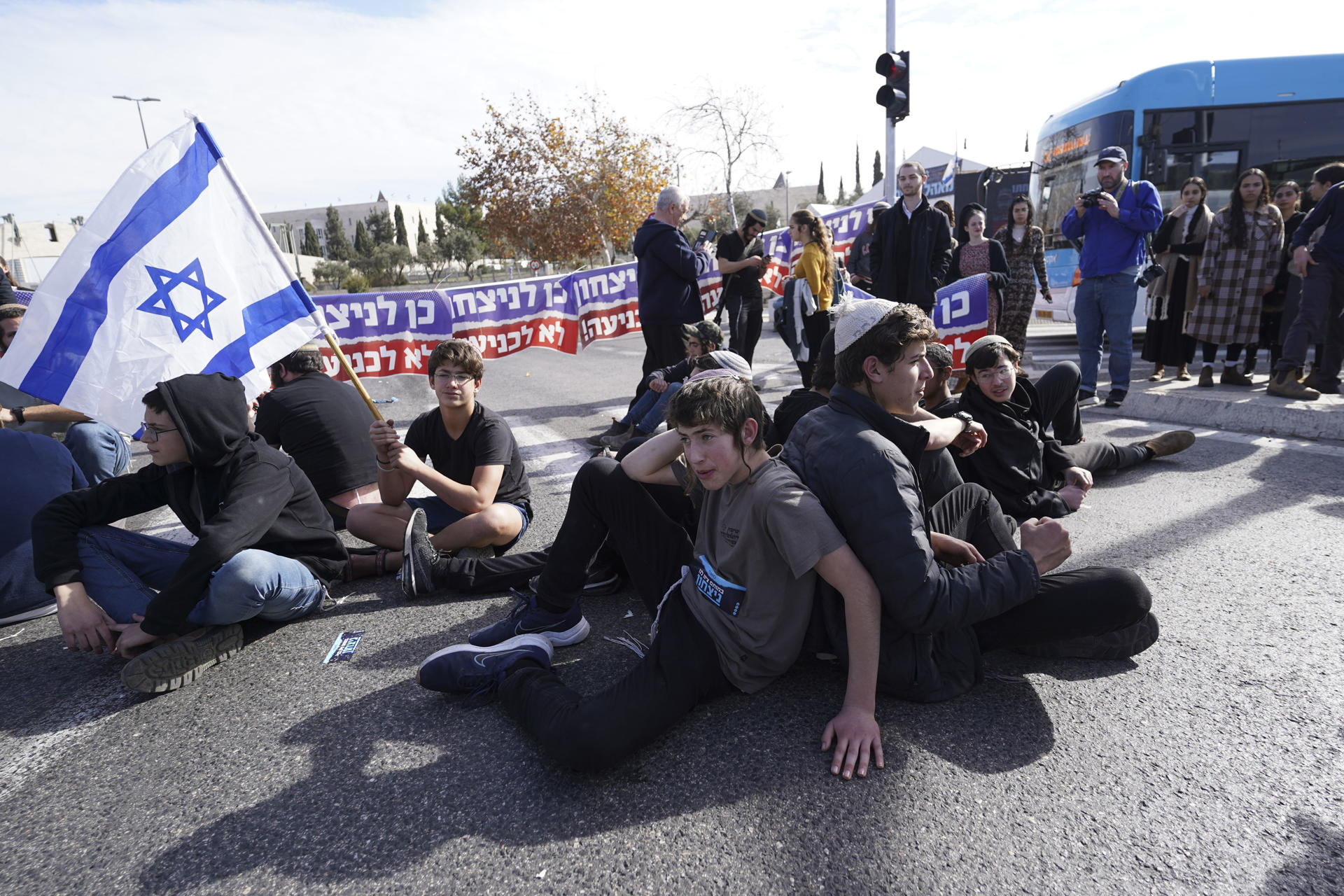 Foto de archivo de unos colonos ultranacionalistas en una protestas contra el alto el fuego en Gaza entre Israel y el grupo islamista palestino Hamás. EFE/Alejandro Ernesto