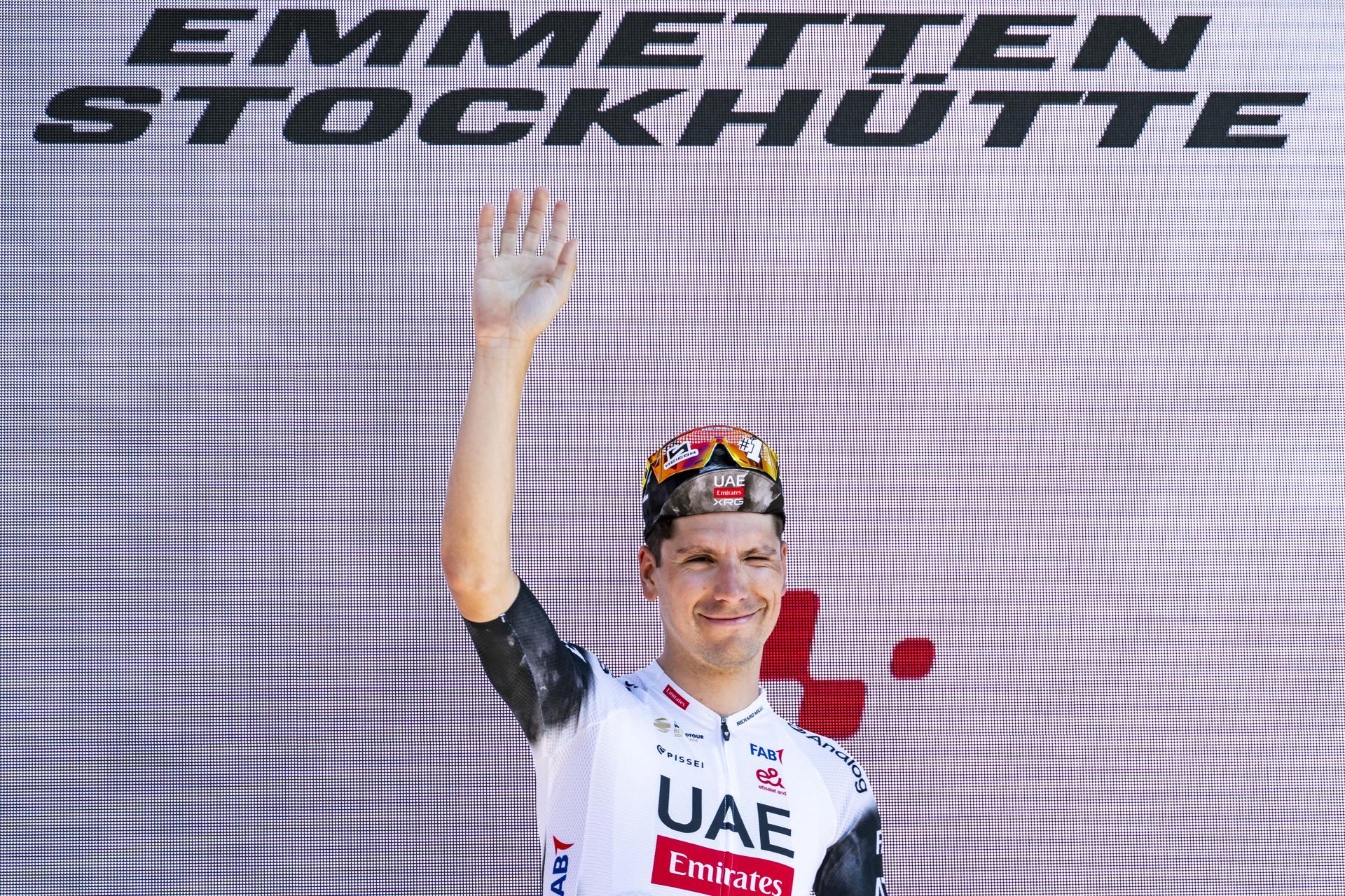 El portugués Joao Almeida (UAE Team Emirates) celebra la victoria en la última etapa de la Vuelta a Suiza, una contrarreloj de 10 kilómetros entre Beckenried y Stockhutt, Suiza.EFE/EPA/GIAN EHRENZELLER
