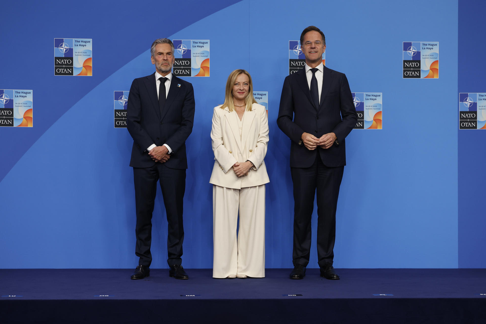 El primer ministro de los Países Bajos, Dick Schoof (I) y el secretario general de la OTAN, Mark Rutte (D), dan la bienvenida a la primera ministra de Italia, Giorgia Meloni (C), en la Cumbre de la OTAN en el World Forum en La Haya, Países Bajos, 25 de junio de 2025. EFE/J.J. Guillen