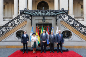 Fotografía de archivo de ministros de relaciones exteriores del Mercosur. De izquierda a derecha, el ministro de Relaciones Exteriores de Paraguay, Rubén Ramírez, la ministra de Relaciones Exteriores de Bolivia, Celinda Sosa Lunda, el ministro de Relaciones Exteriores, Comercio Internacional y Culto de Argentina, Gerardo Werthein, el ministro de Relaciones Exteriores de Brasil, Mauro Vieira y el ministro de Relaciones Exteriores de Uruguay, Mario Lubetkin, posan antes del inicio de la reunión del Mercosur. EFE/ Juan Ignacio Roncoroni