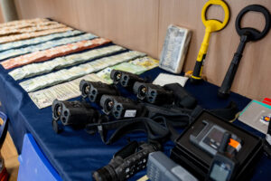 Material y dinero en efectivo aprehendidos en la operación en la que se ha desarticulado una de las mayores redes criminales dedicada a introducir cocaína a través del río Guadiana y de la que responsables de la Comisaría General de Policía Judicial han informado este viernes en el Complejo Policial de Canillas (Madrid). EFE/ Daniel Gonzalez