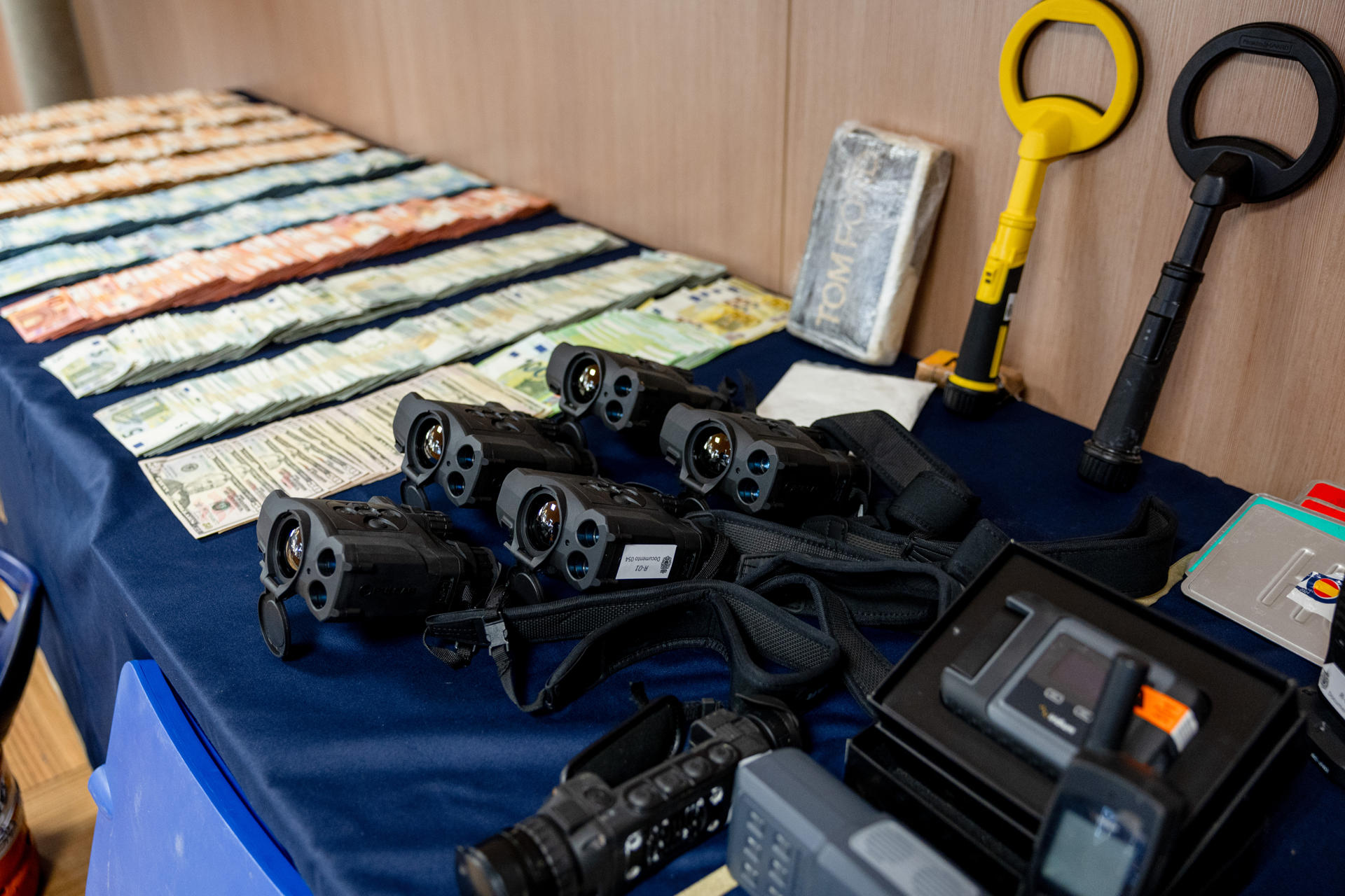 Material y dinero en efectivo aprehendidos en la operación en la que se ha desarticulado una de las mayores redes criminales dedicada a introducir cocaína a través del río Guadiana y de la que responsables de la Comisaría General de Policía Judicial han informado este viernes en el Complejo Policial de Canillas (Madrid). EFE/ Daniel Gonzalez