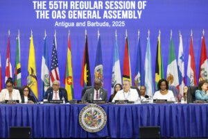El secretario general de la Organización de Estados Americanos (OEA), Albert Ramadin (c-i), el ministro de Exteriores de Antigua y Barbuda, Paul Chet Greene (c), y el asistente del secretario general de la OEA, Néstor Méndez (c-d), asisten a la tercera sesión plenaria de la 55ª Asamblea General de la OEA este viernes, en Saint John’s (Antigua y Barbuda). EFE/ Bienvenido Velasco